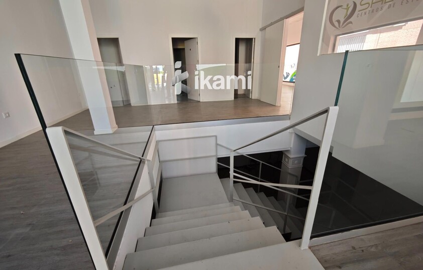 EDIFICIO 2472 MTS USO COMERCIAL + RESTAURANTE