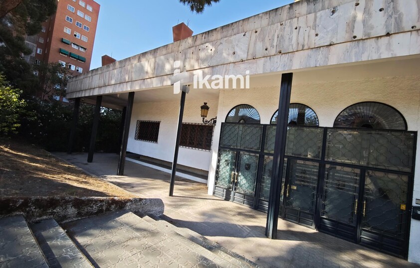 EDIFICIO 2472 MTS USO COMERCIAL + RESTAURANTE