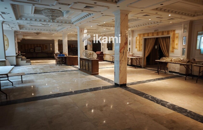 EDIFICIO 2472 MTS USO COMERCIAL + RESTAURANTE