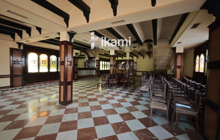 EDIFICIO 2472 MTS USO COMERCIAL + RESTAURANTE