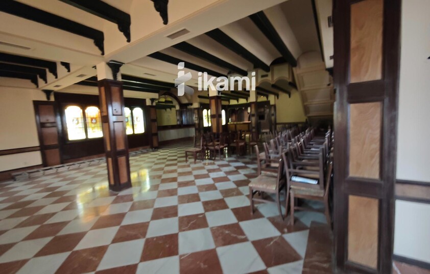 EDIFICIO 2472 MTS USO COMERCIAL + RESTAURANTE