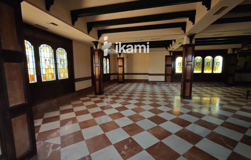 EDIFICIO 2472 MTS USO COMERCIAL + RESTAURANTE
