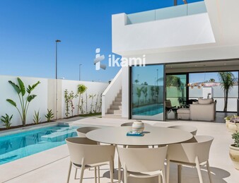 Exclusivo Chalet Independiente en Los Alcázares, junto a Serena Golf