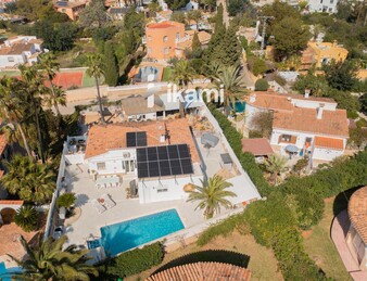 Casa de una planta con vistas increíbles al mar y la montaña