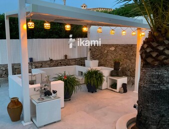 Casa de una planta con vistas increíbles al mar y la montaña