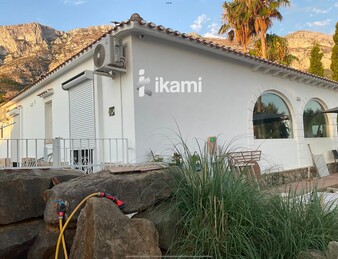 Casa de una planta con vistas increíbles al mar y la montaña