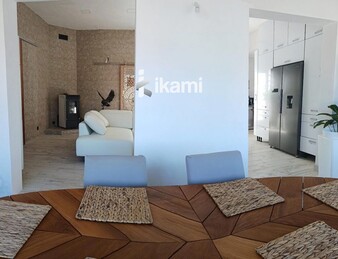 Casa de una planta con vistas increíbles al mar y la montaña