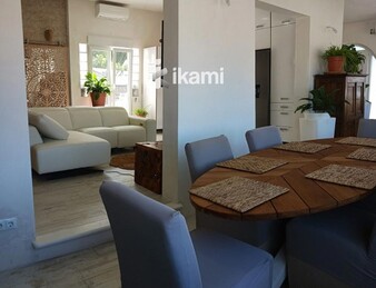 Casa de una planta con vistas increíbles al mar y la montaña