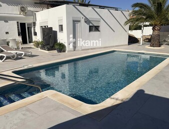 Casa de una planta con vistas increíbles al mar y la montaña