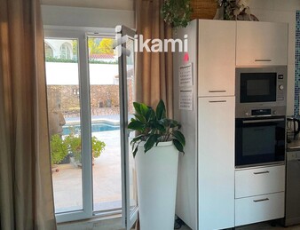 Casa de una planta con vistas increíbles al mar y la montaña