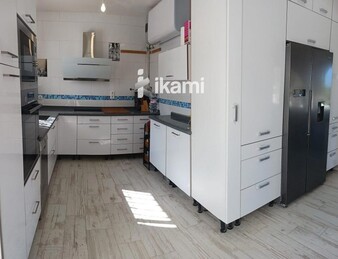 Casa de una planta con vistas increíbles al mar y la montaña