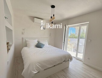 Casa de una planta con vistas increíbles al mar y la montaña