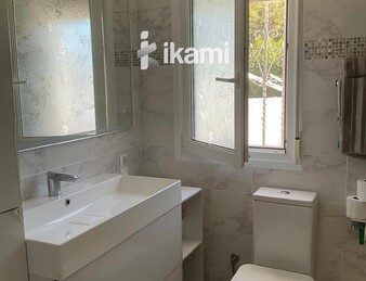 Casa de una planta con vistas increíbles al mar y la montaña