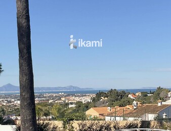 Casa de una planta con vistas increíbles al mar y la montaña