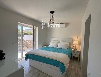 Casa de una planta con vistas increíbles al mar y la montaña