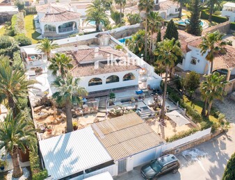 Casa de una planta con vistas increíbles al mar y la montaña