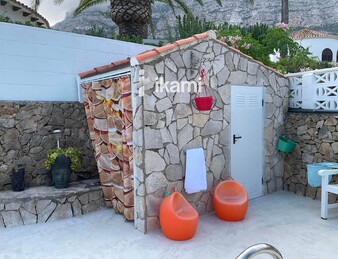 Casa de una planta con vistas increíbles al mar y la montaña