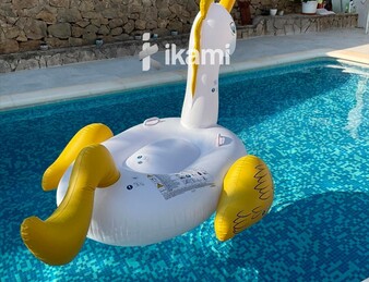 Casa de una planta con vistas increíbles al mar y la montaña