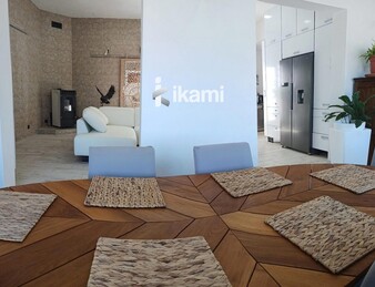 Casa de una planta con vistas increíbles al mar y la montaña