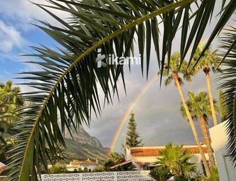 Casa de una planta con vistas increíbles al mar y la montaña
