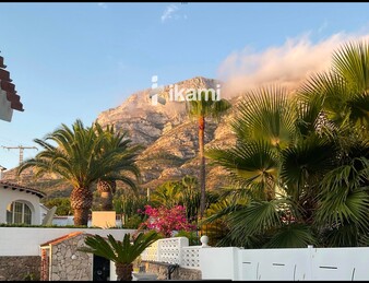 Casa de una planta con vistas increíbles al mar y la montaña