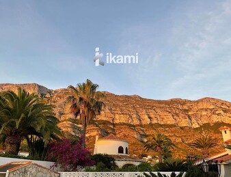 Casa de una planta con vistas increíbles al mar y la montaña