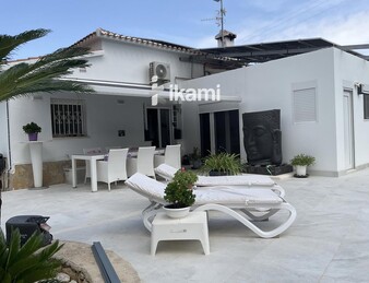 Casa de una planta con vistas increíbles al mar y la montaña