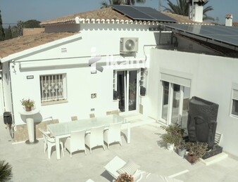 Casa de una planta con vistas increíbles al mar y la montaña