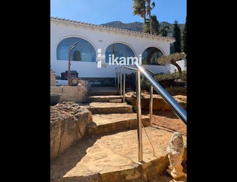 Casa de una planta con vistas increíbles al mar y la montaña
