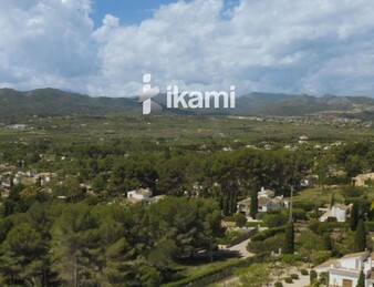 Propiedad con vistas abiertas para reformar a tu gusto o edificar